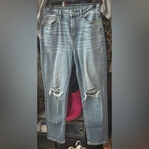 American Eagle Light Blue Distressed Curvy Mom Jeans size 6. Great Condition 😍